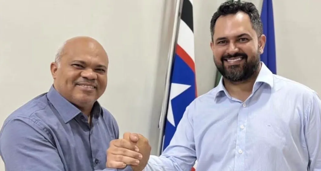 Valney Gomes ao lado do prefeito Jhúlio Sousa em registro de arquivo.