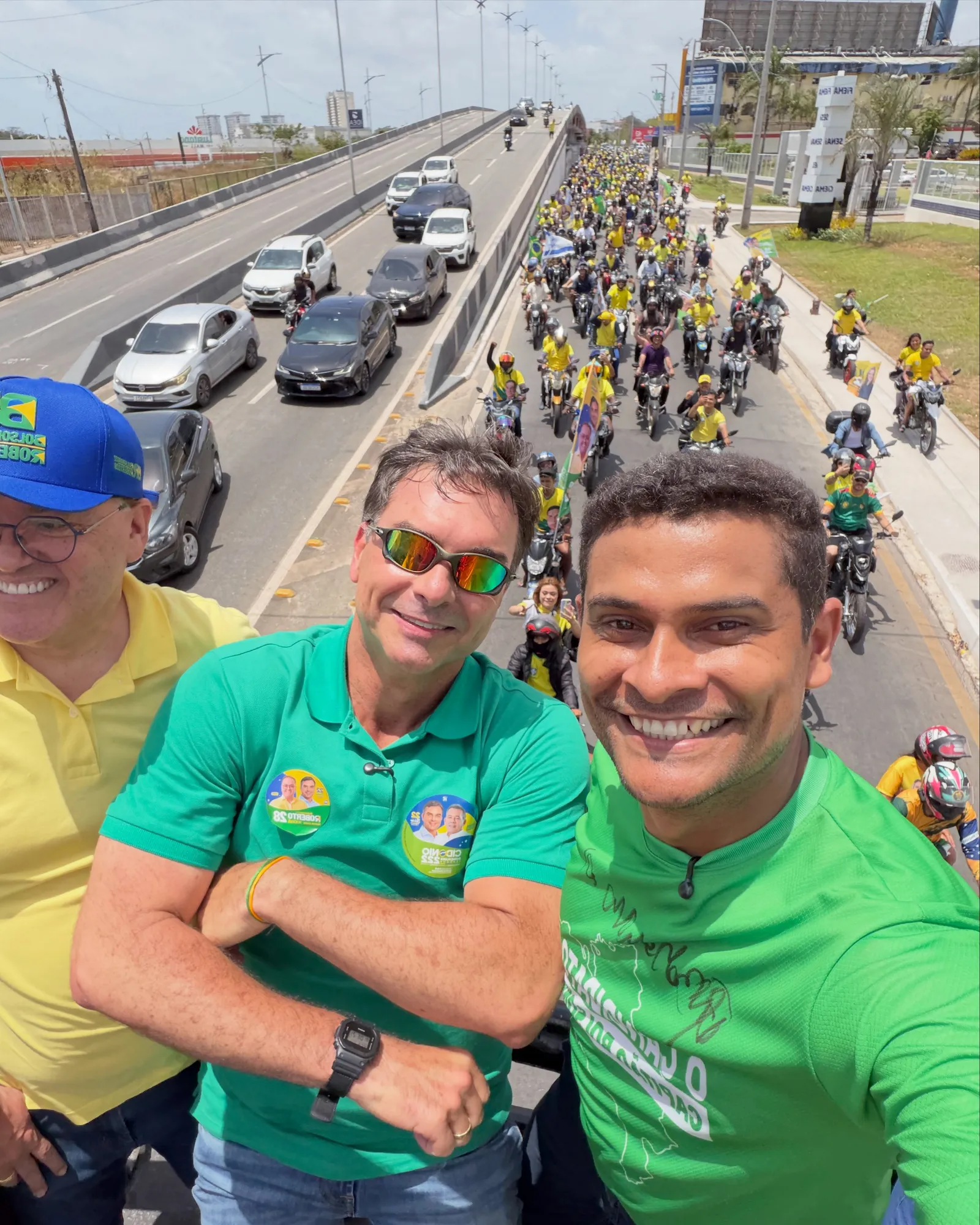 Francisco Mello, à direita, em fotografia de um ato político com aliados e apoiadores