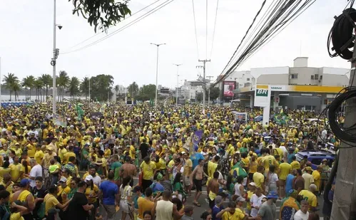 Apoiadores de Flávio Bolsonaro reunidos na orla de Camburi, em Vitória